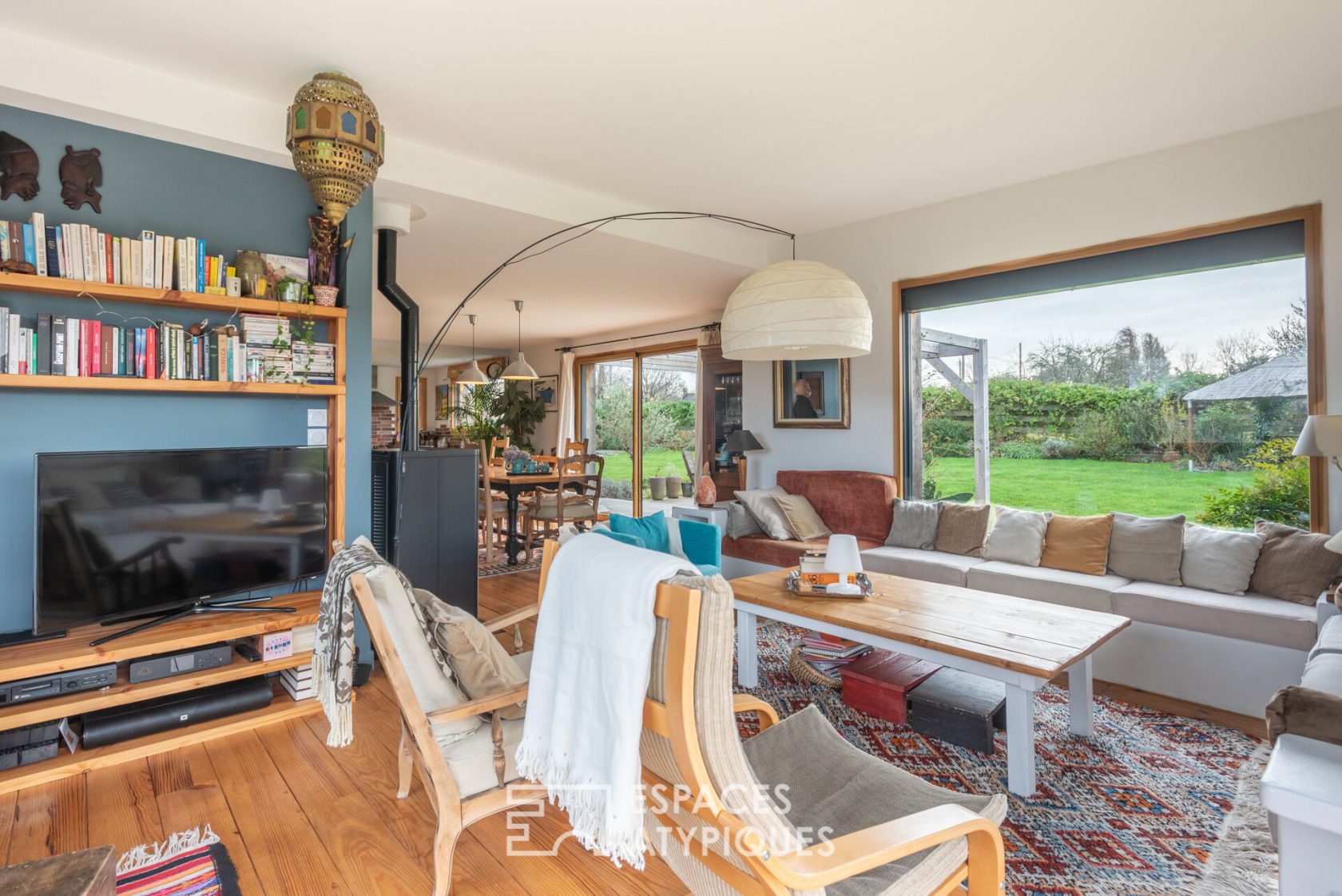 Chaleureuse maison en bois dans son écrin naturel