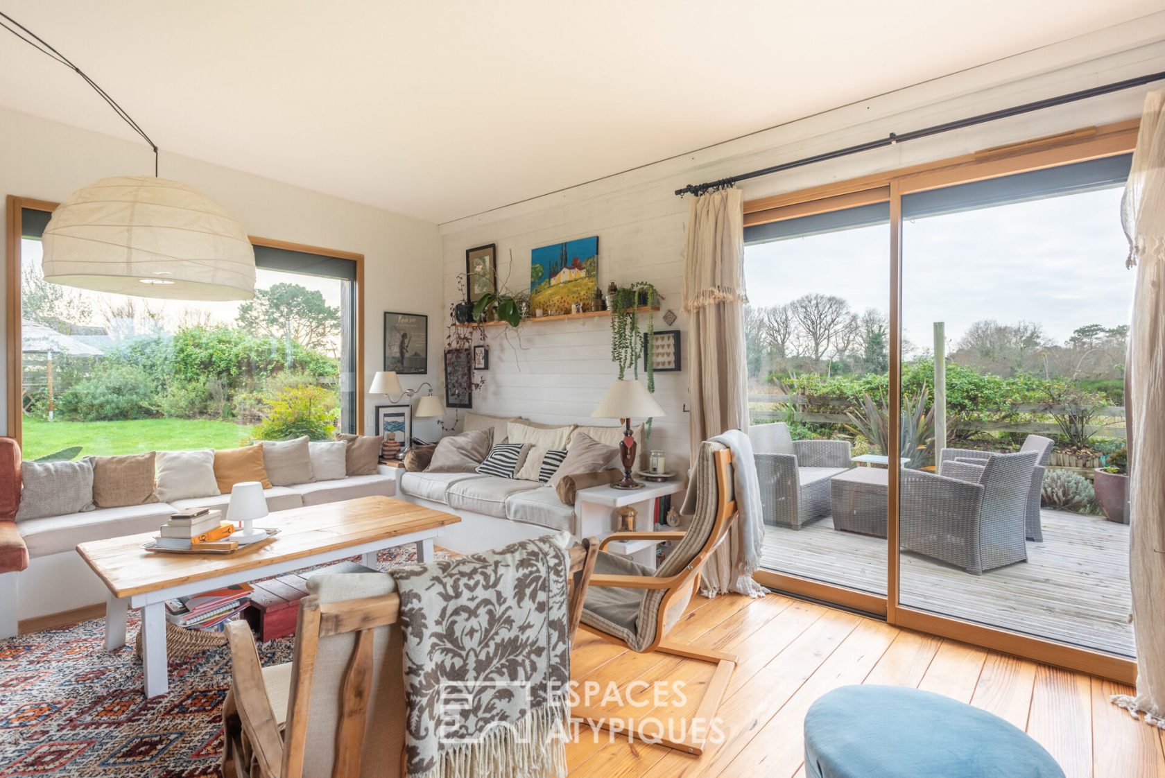 Chaleureuse maison en bois dans son écrin naturel