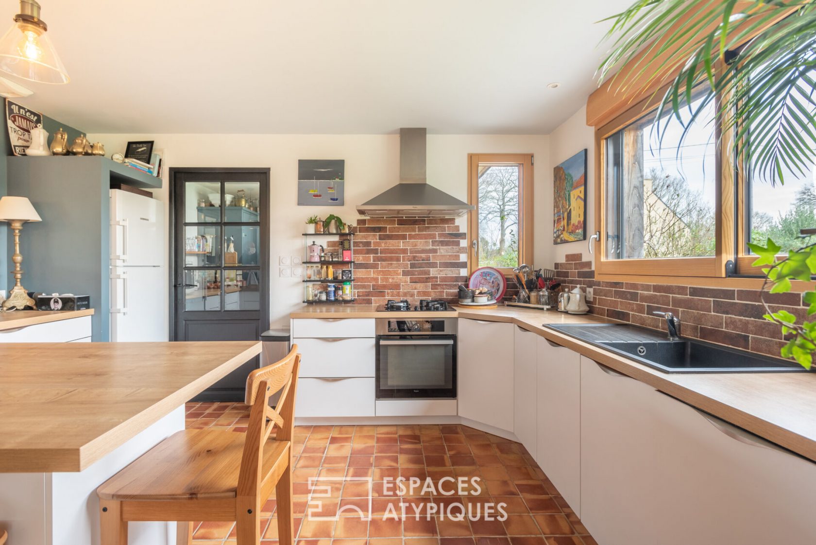 Chaleureuse maison en bois dans son écrin naturel