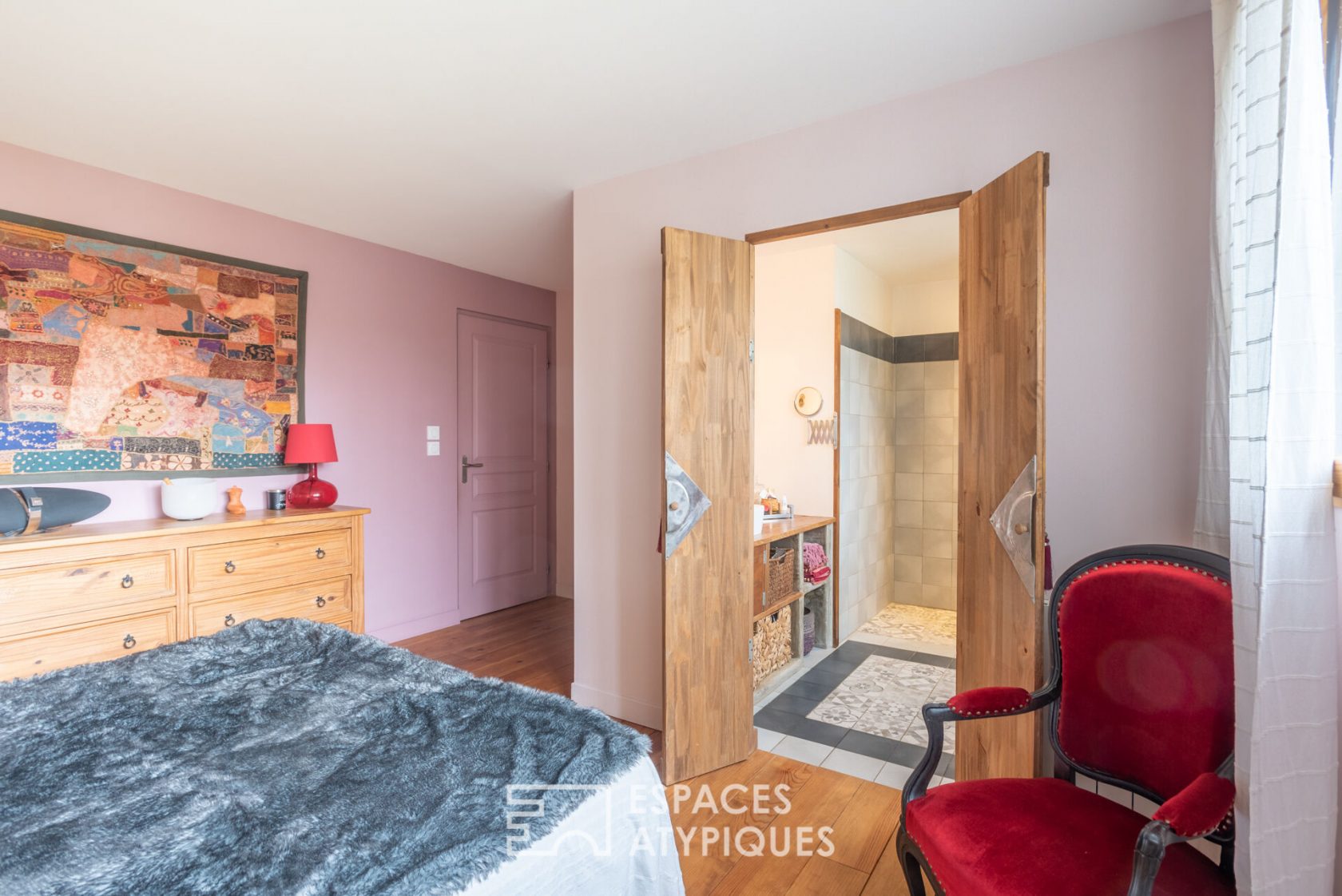 Chaleureuse maison en bois dans son écrin naturel