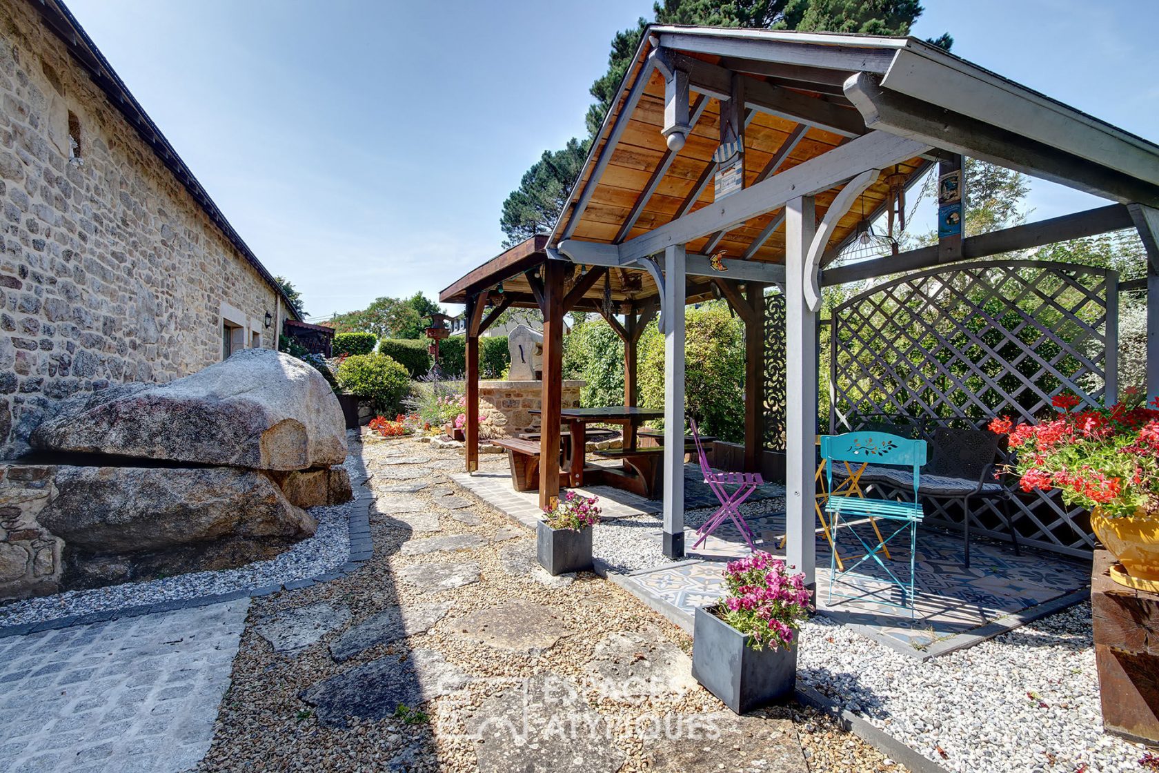 18th century longhouse established around a megalith