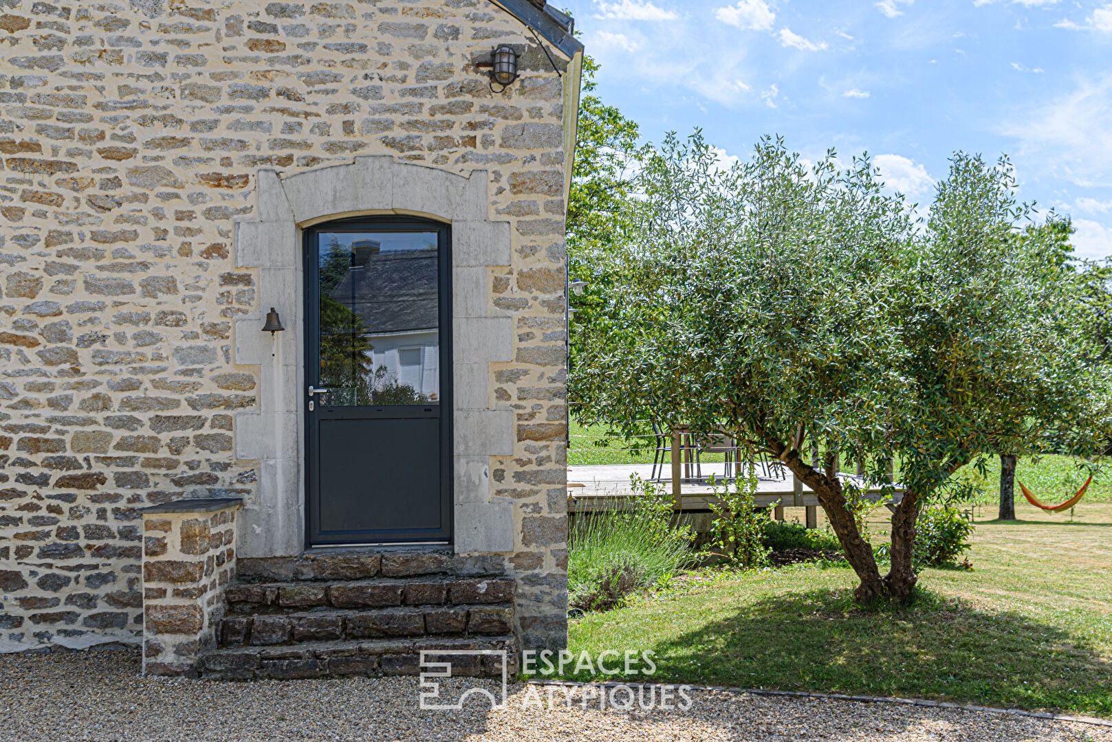 Renovated family longhouse 15 kms away from Vannes