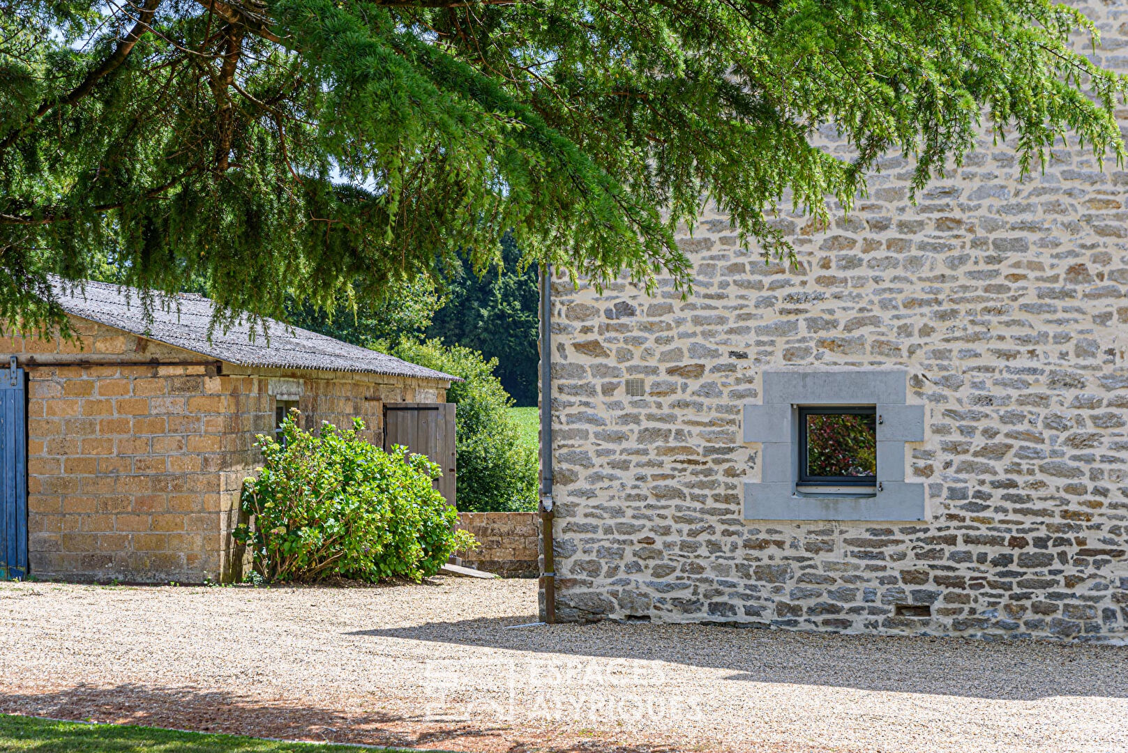 Renovated family longhouse 15 kms away from Vannes