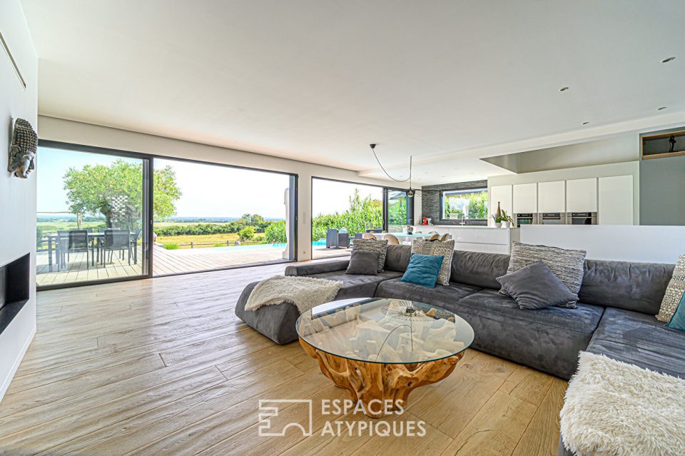 Contemporaine atypique avec piscine et vue sur la réserve naturelle.
