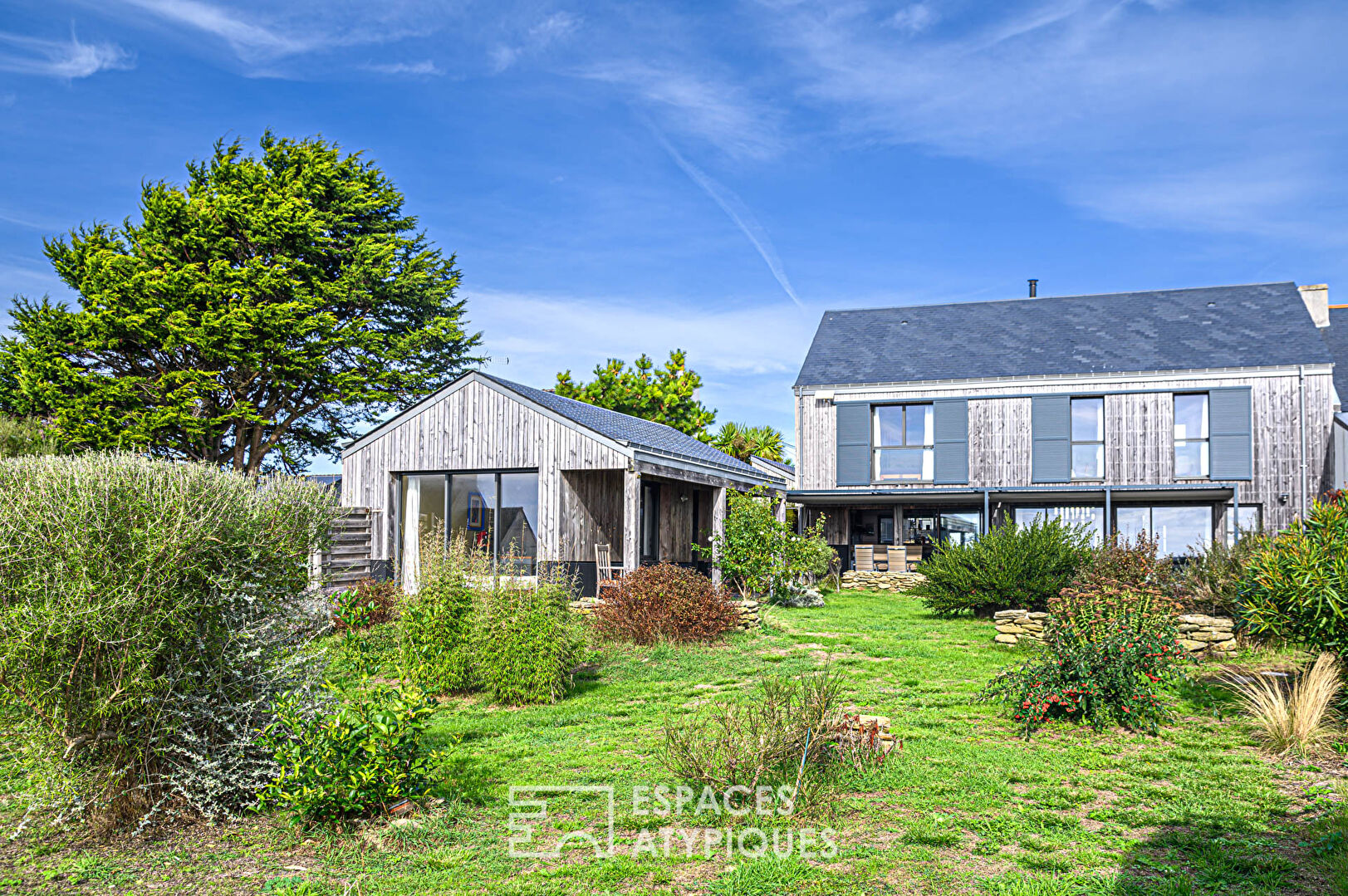 Wooden character house and its full sea view in Groix