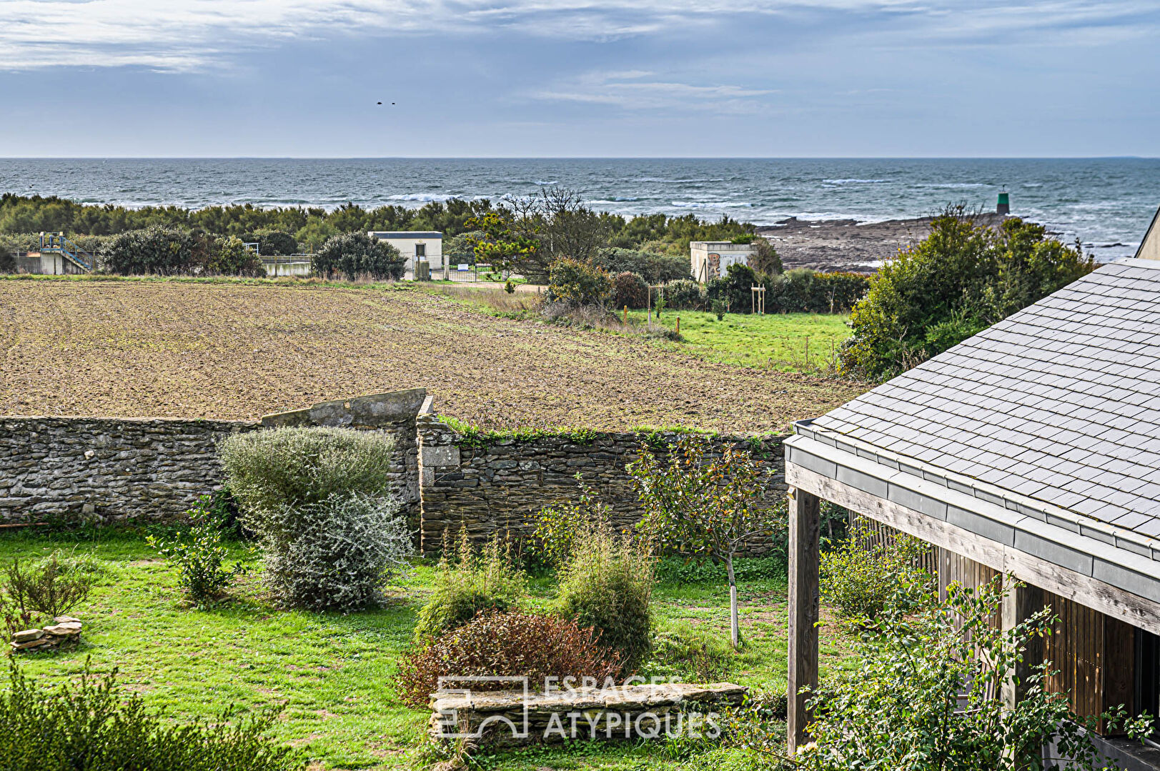 Wooden character house and its full sea view in Groix