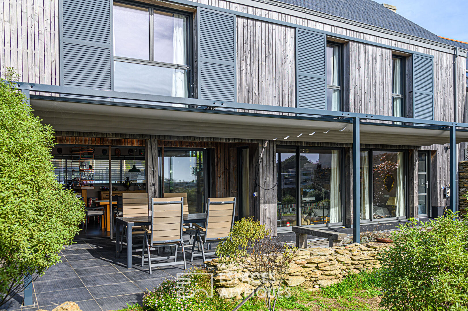 Wooden character house and its full sea view in Groix