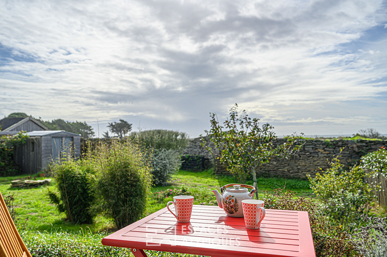 Wooden character house and its full sea view in Groix