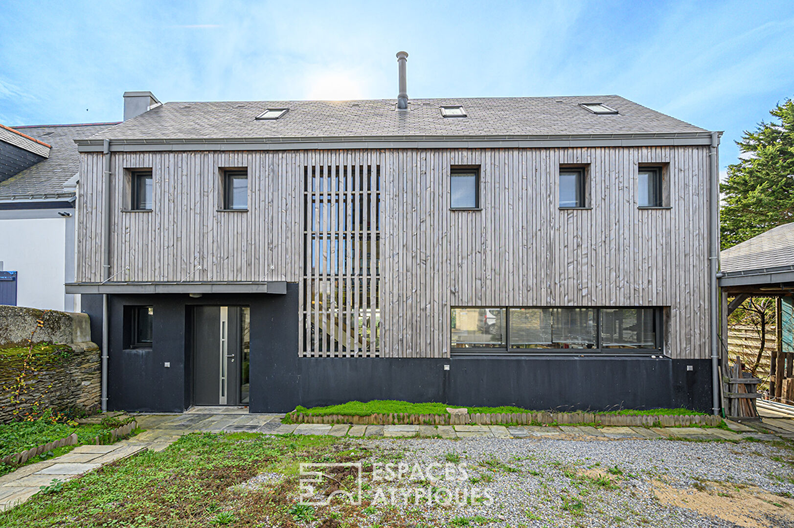 Wooden character house and its full sea view in Groix