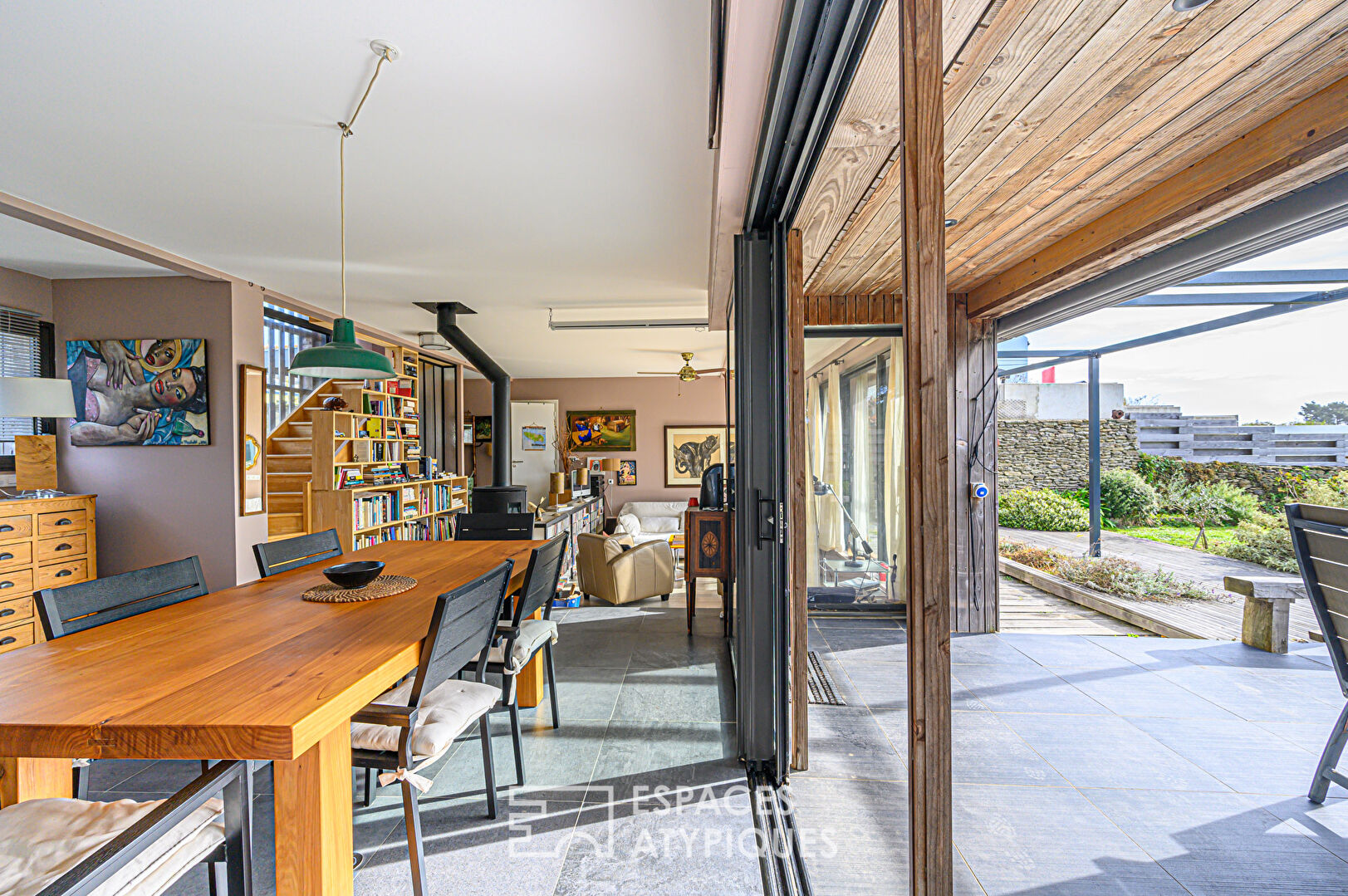 Wooden character house and its full sea view in Groix