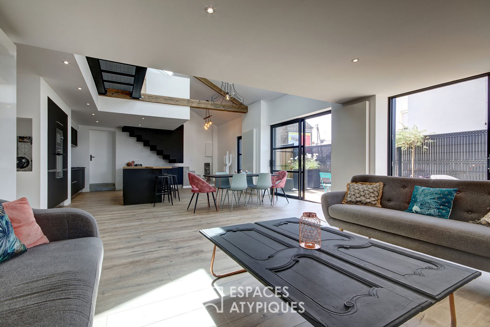 Maison loft minimaliste aux accents industriels