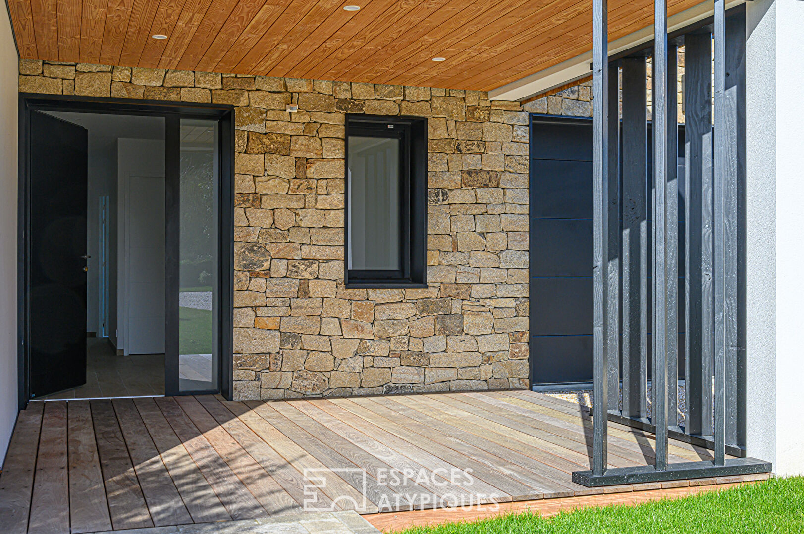 Villa contemporaine avec vue mer contemplative