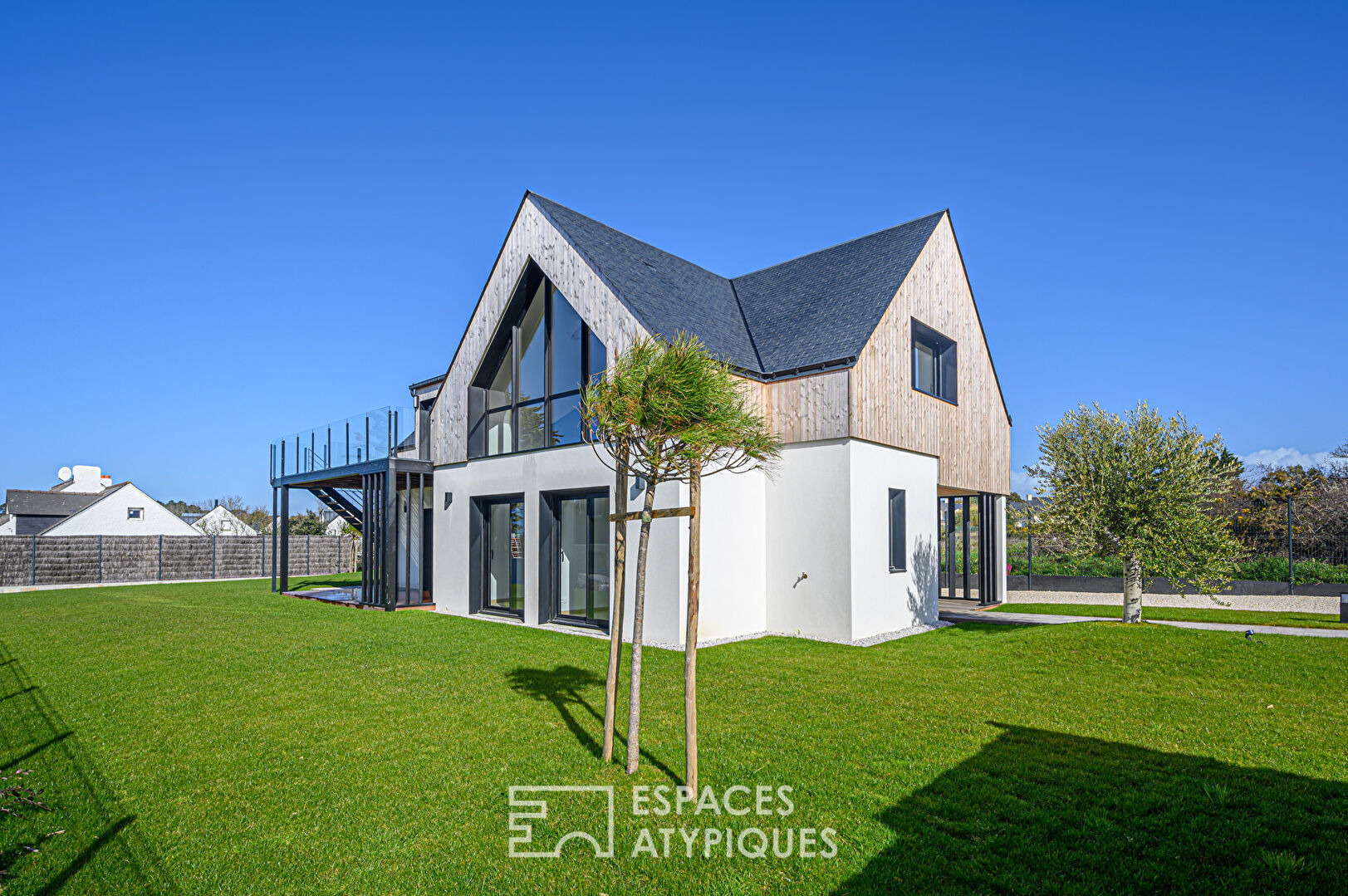 Villa contemporaine avec vue mer contemplative