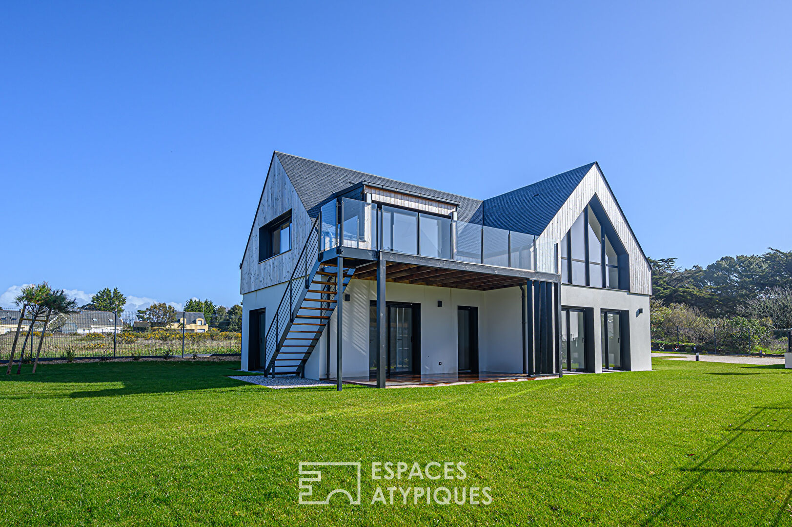 Contemporary villa with contemplative sea view