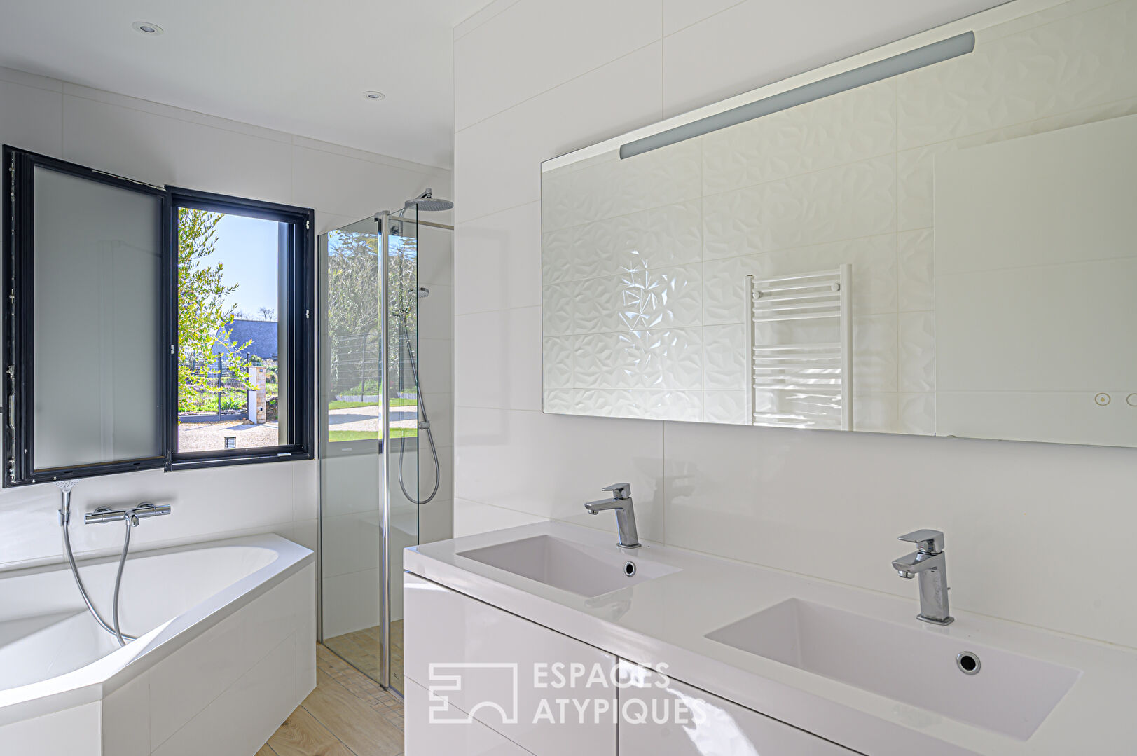 Villa contemporaine avec vue mer contemplative