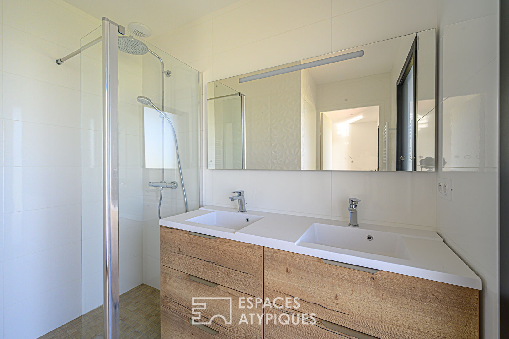 Villa contemporaine avec vue mer contemplative