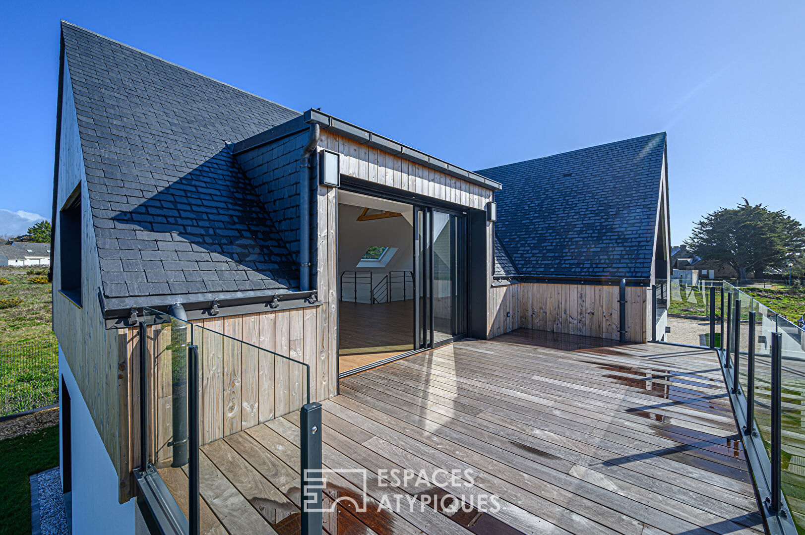 Villa contemporaine avec vue mer contemplative
