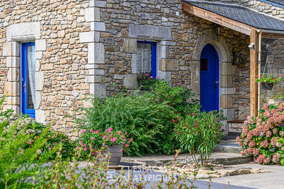 Demeure en pierre et son jardin bucolique et ludique