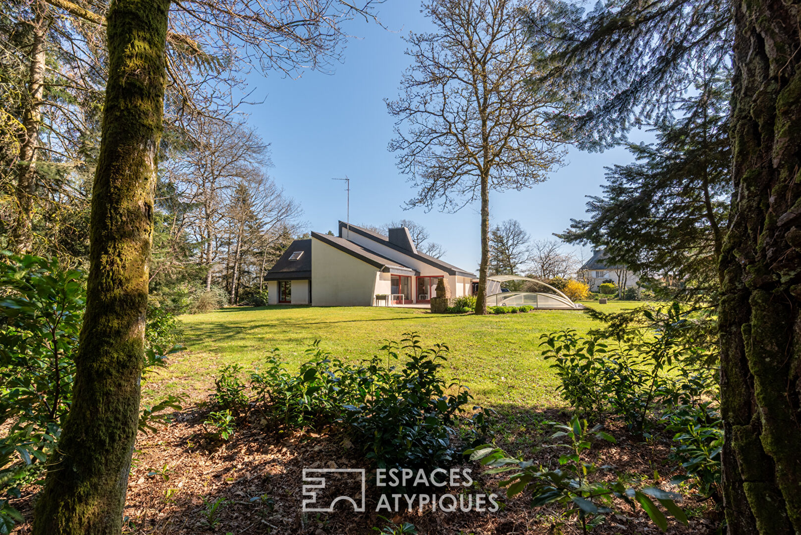 Maison d’architecte vintage et son parc boisé à quinze minutes de Rennes