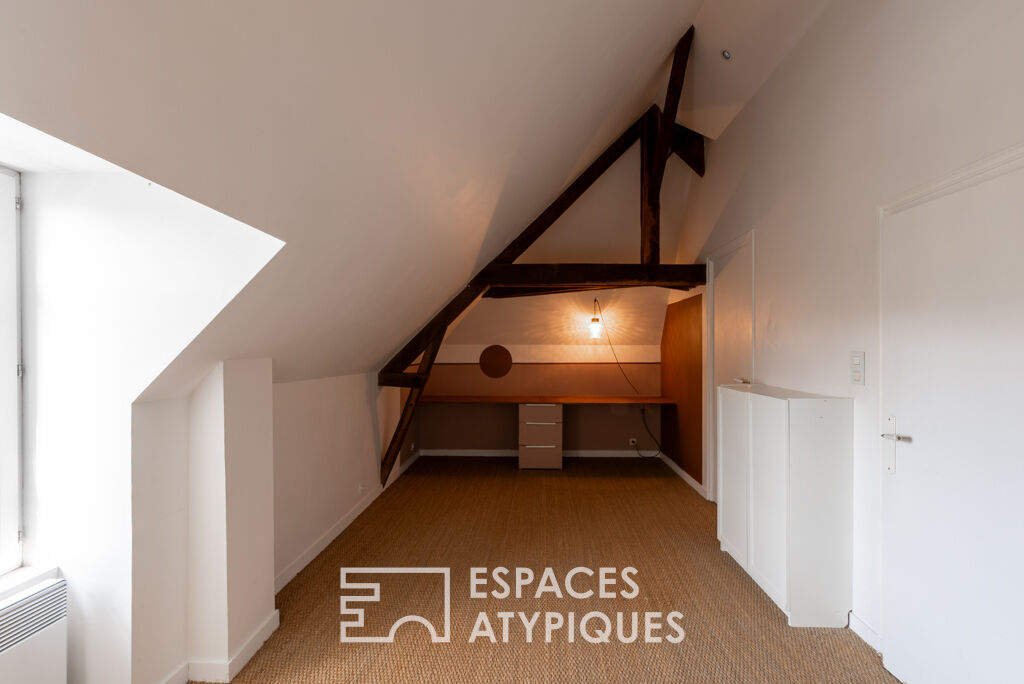 Maison familiale à l’identité affirmée dans le bourg de Lécousse