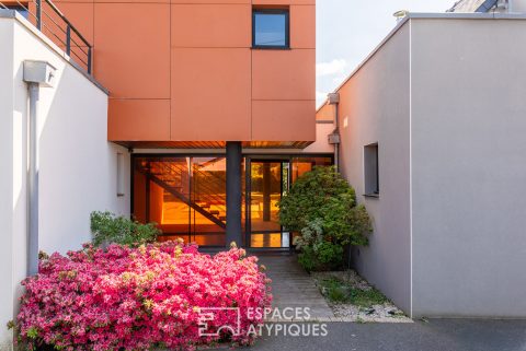 Contemporaine singulière et sa piscine
