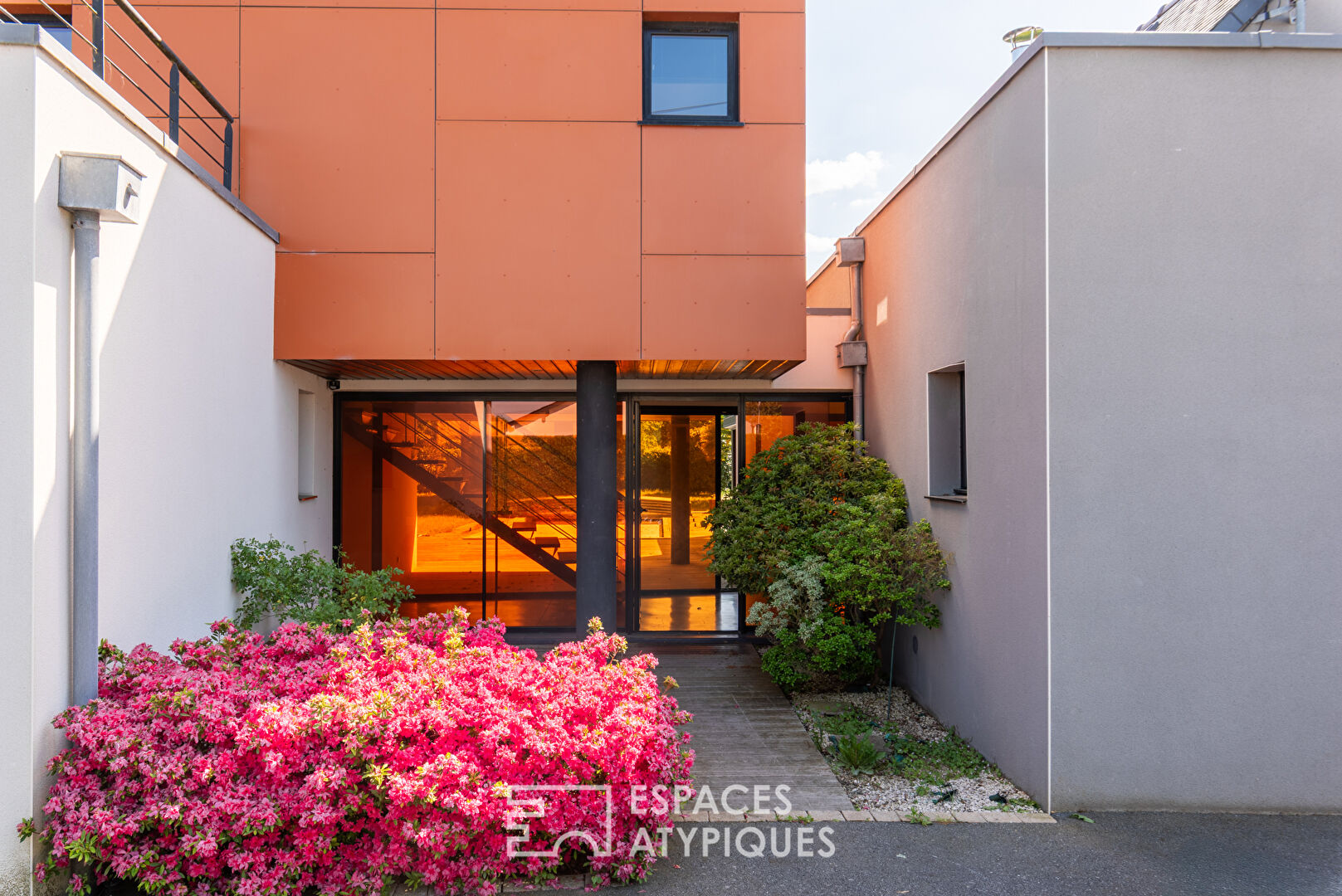 Contemporaine singulière et sa piscine