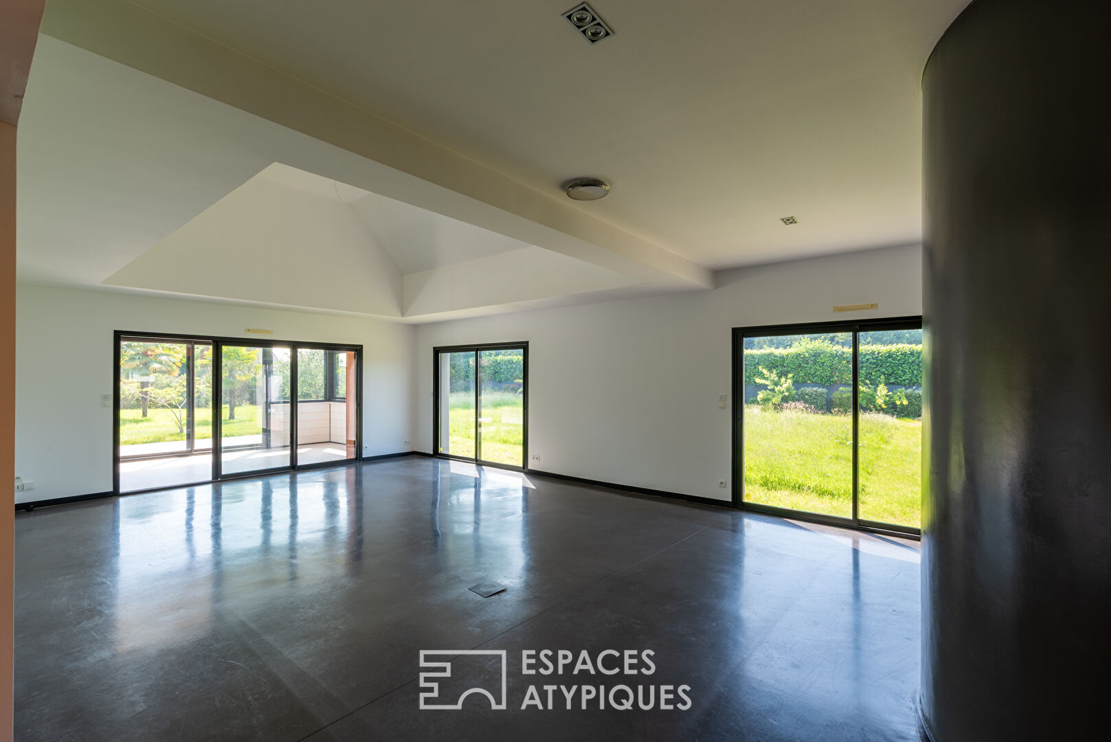 Contemporaine singulière et sa piscine