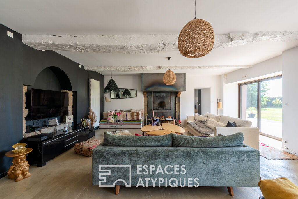 Longère design avec piscine et showroom