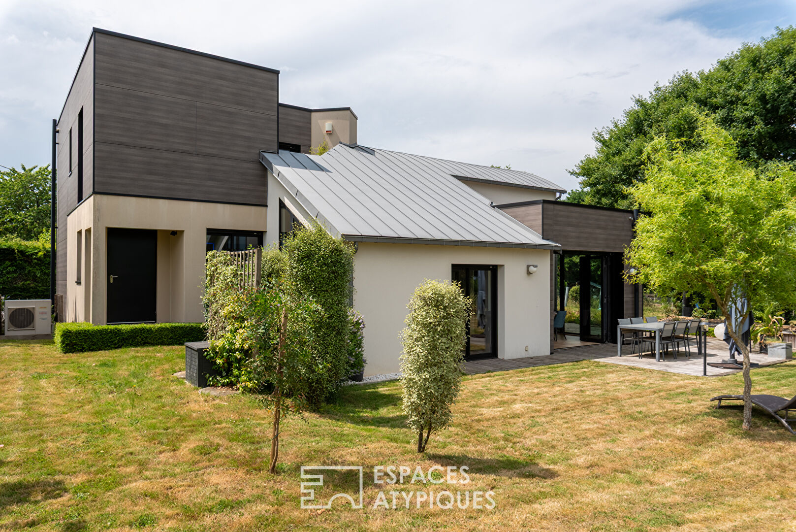 Original contemporary twenty minutes from Rennes