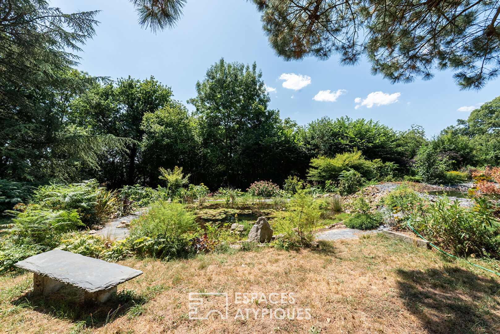Propriété de caractère avec dépendances, piscine et parc de 6,7 hectares