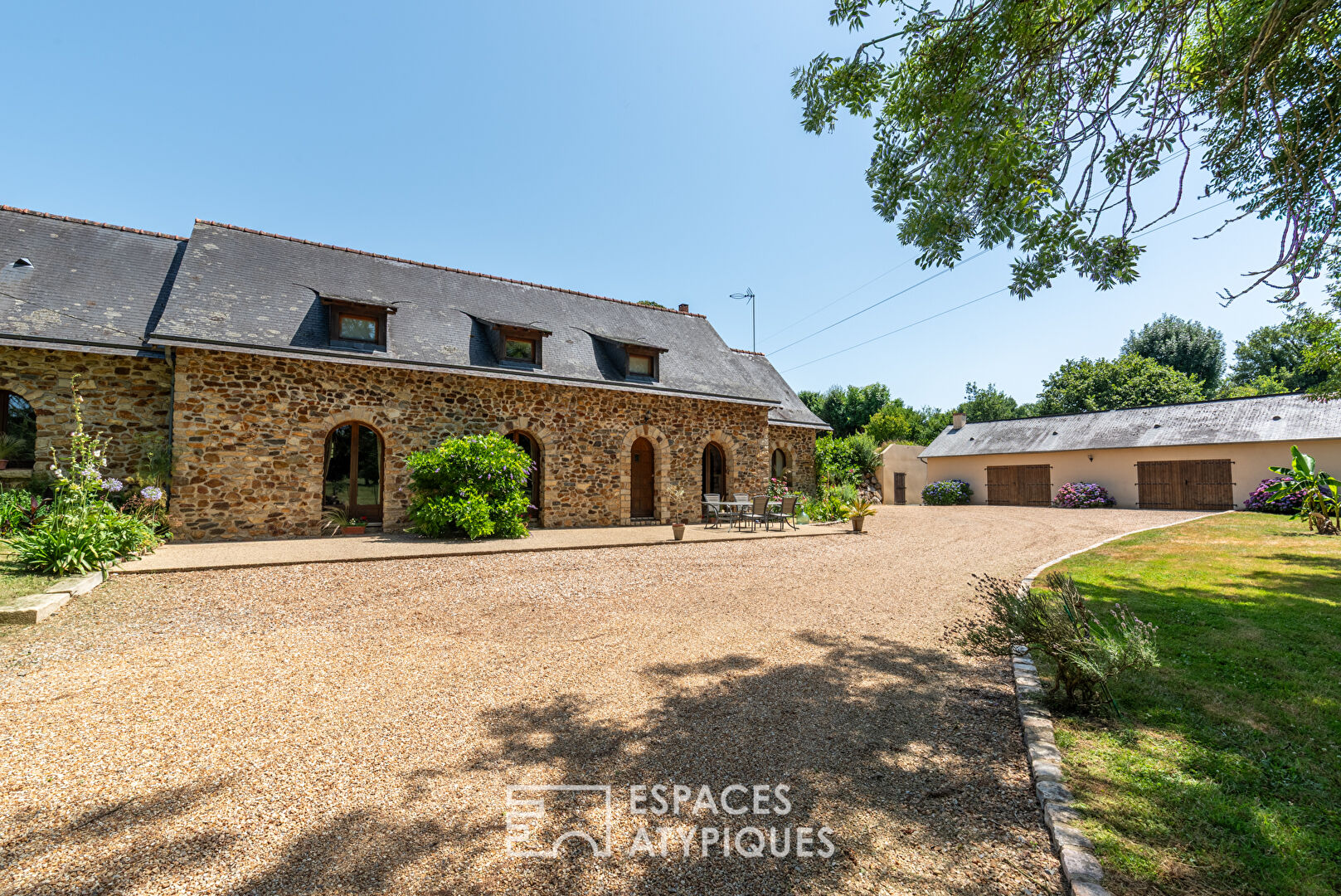 Maison en pierre avec étang et dépendances – Deux hectares