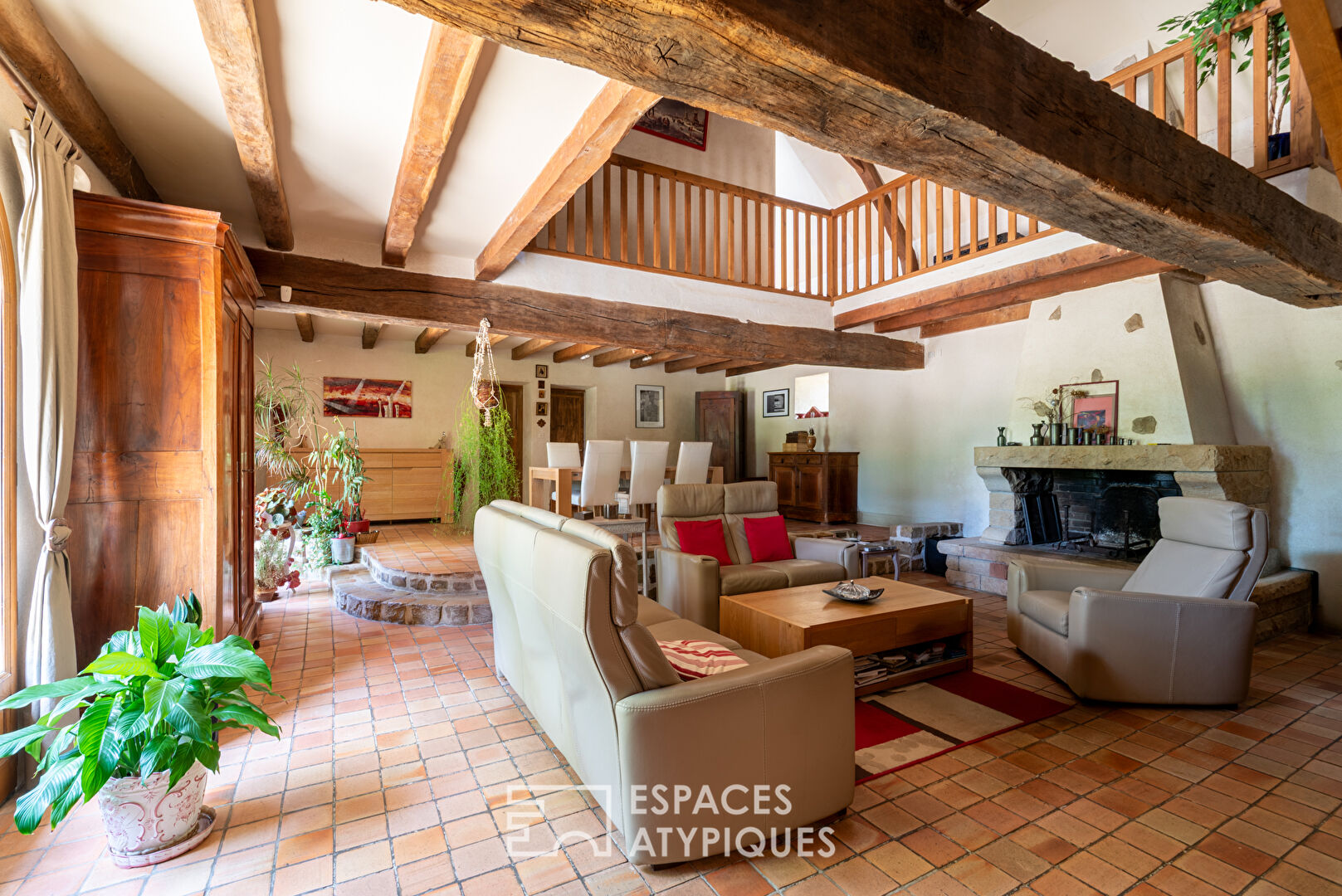 Maison en pierre avec étang et dépendances – Deux hectares