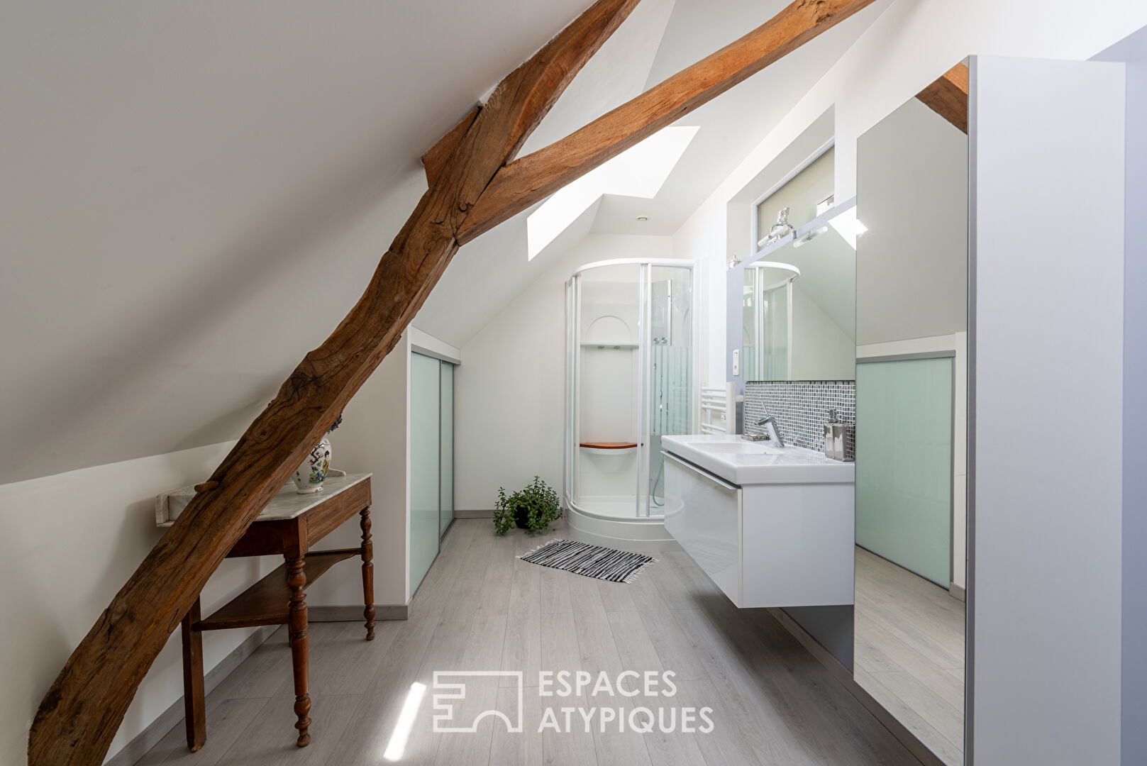 Maison en pierre avec étang et dépendances – Deux hectares