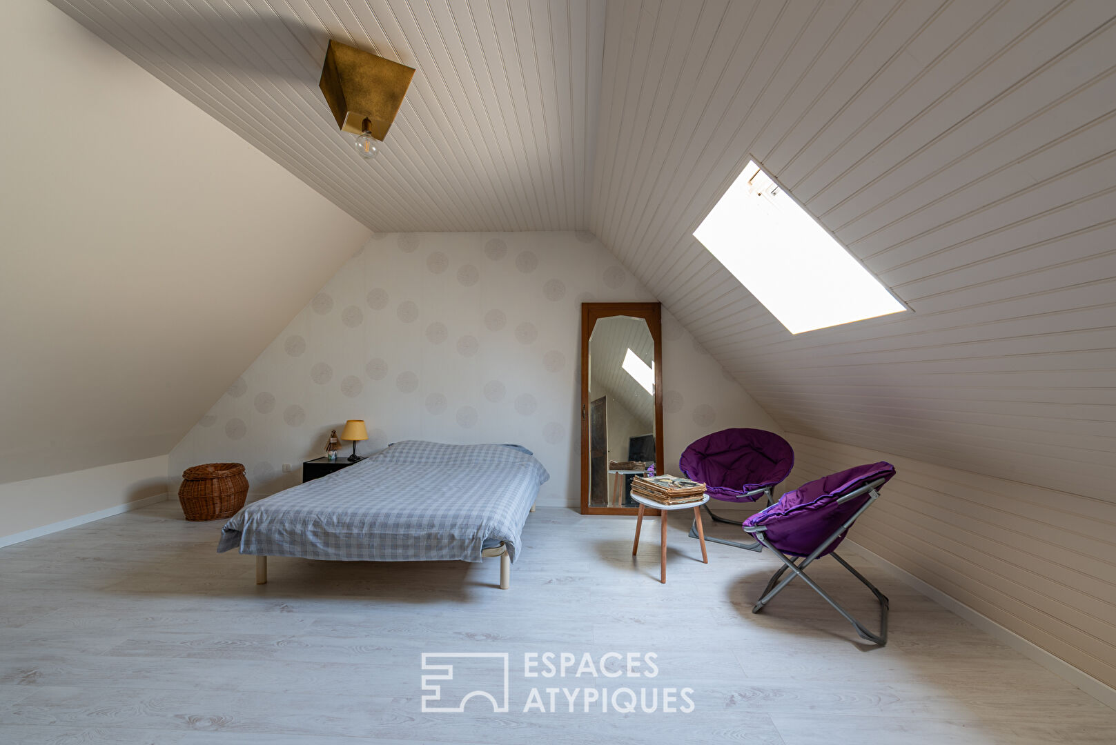 Maison en pierre avec étang et dépendances – Deux hectares