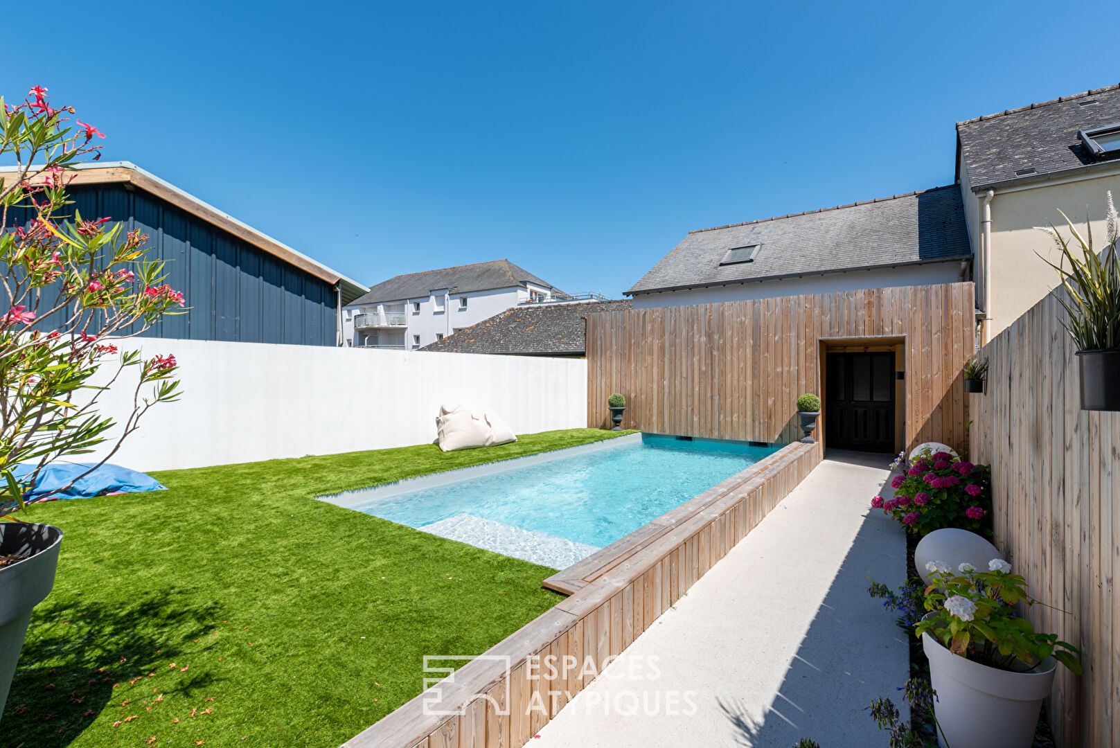 Maison de ville, terrasse et piscine
