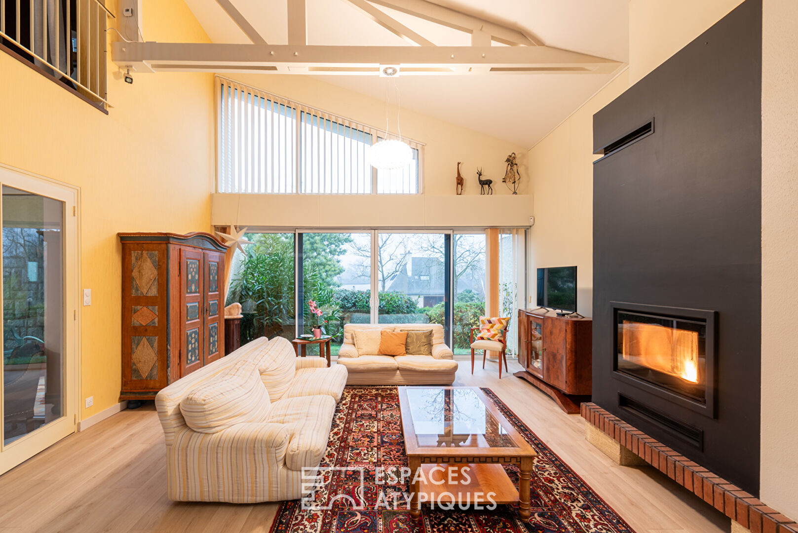 Vaste maison d'architecte avec piscine.