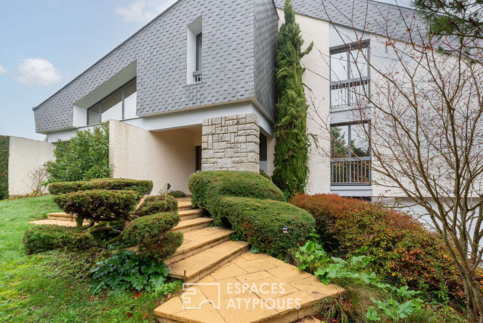 Vaste maison d&rsquo;architecte avec piscine