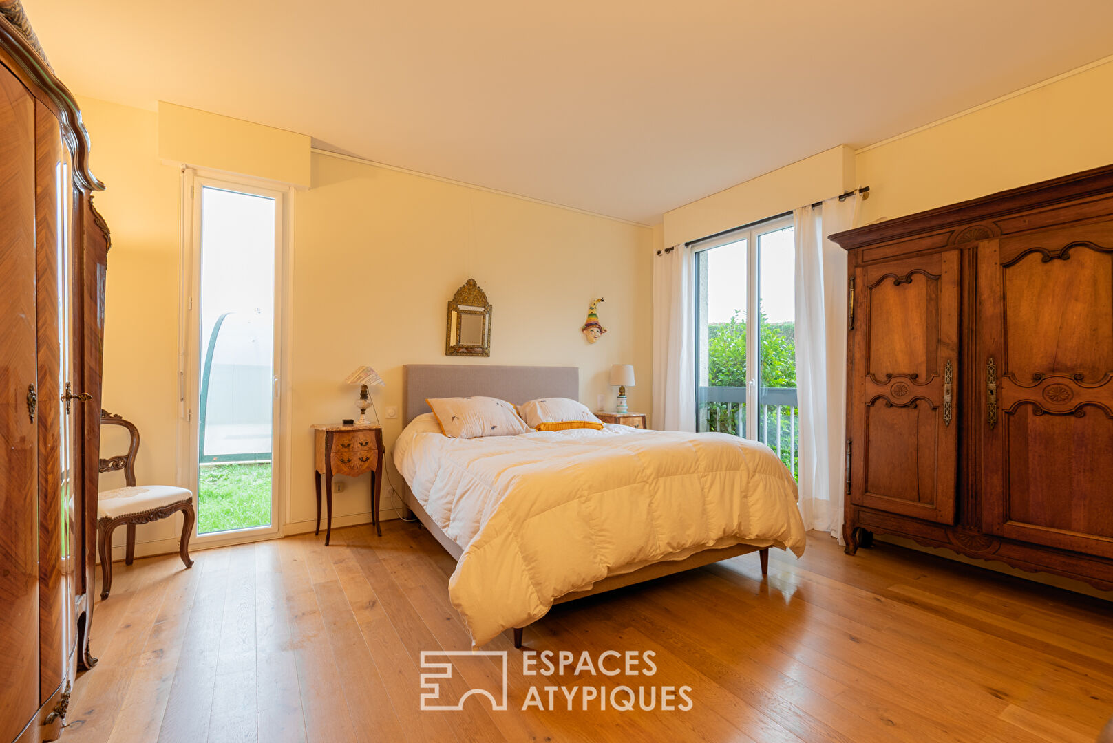 Vaste maison d&rsquo;architecte avec piscine