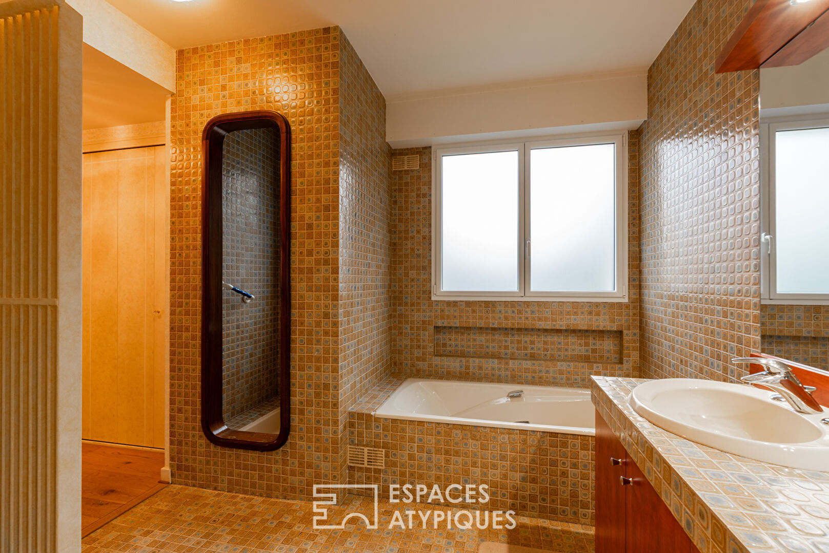 Vaste maison d&rsquo;architecte avec piscine