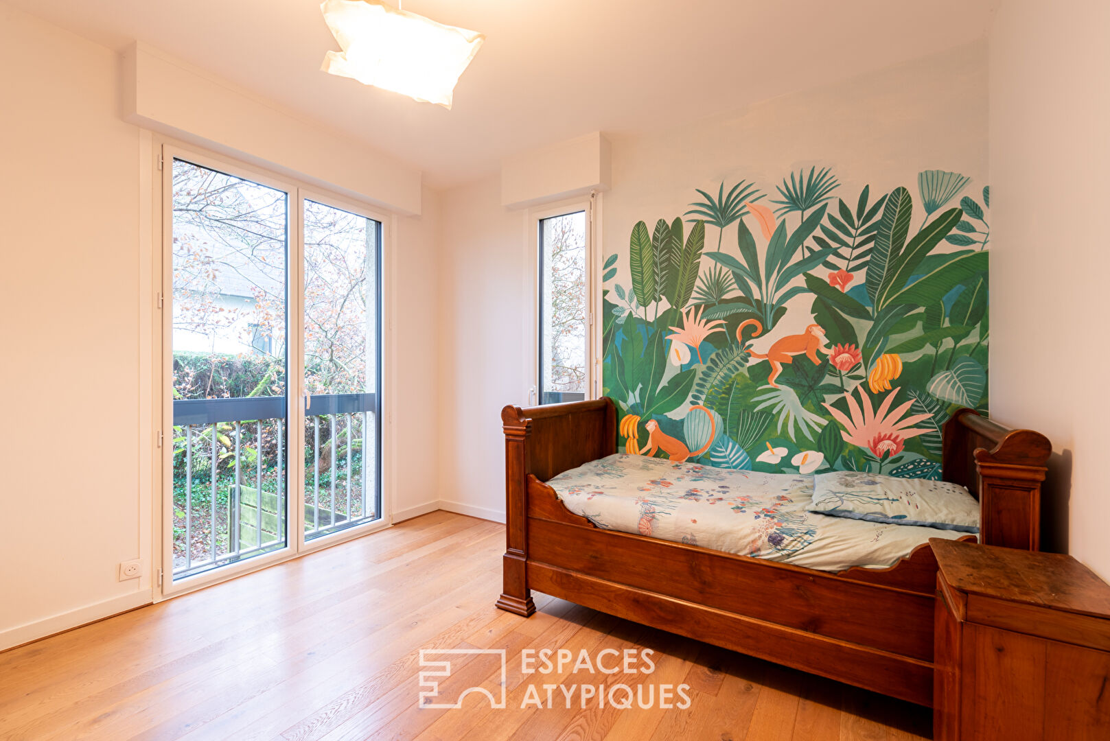 Vaste maison d&rsquo;architecte avec piscine