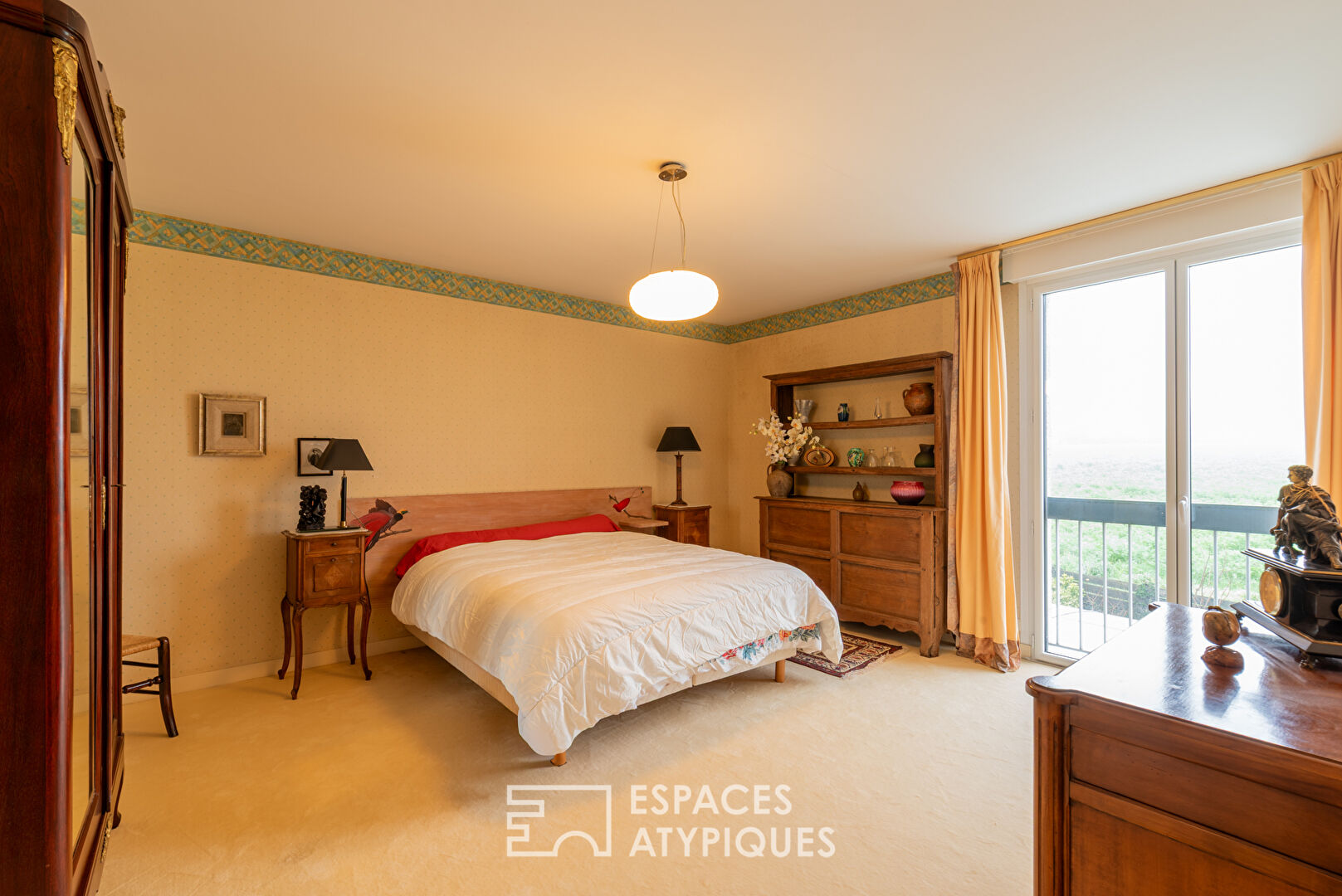 Vaste maison d&rsquo;architecte avec piscine