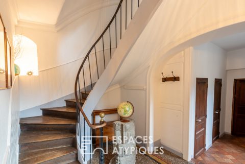 Manoir du XVIIème siècle et dépendance, centre ville