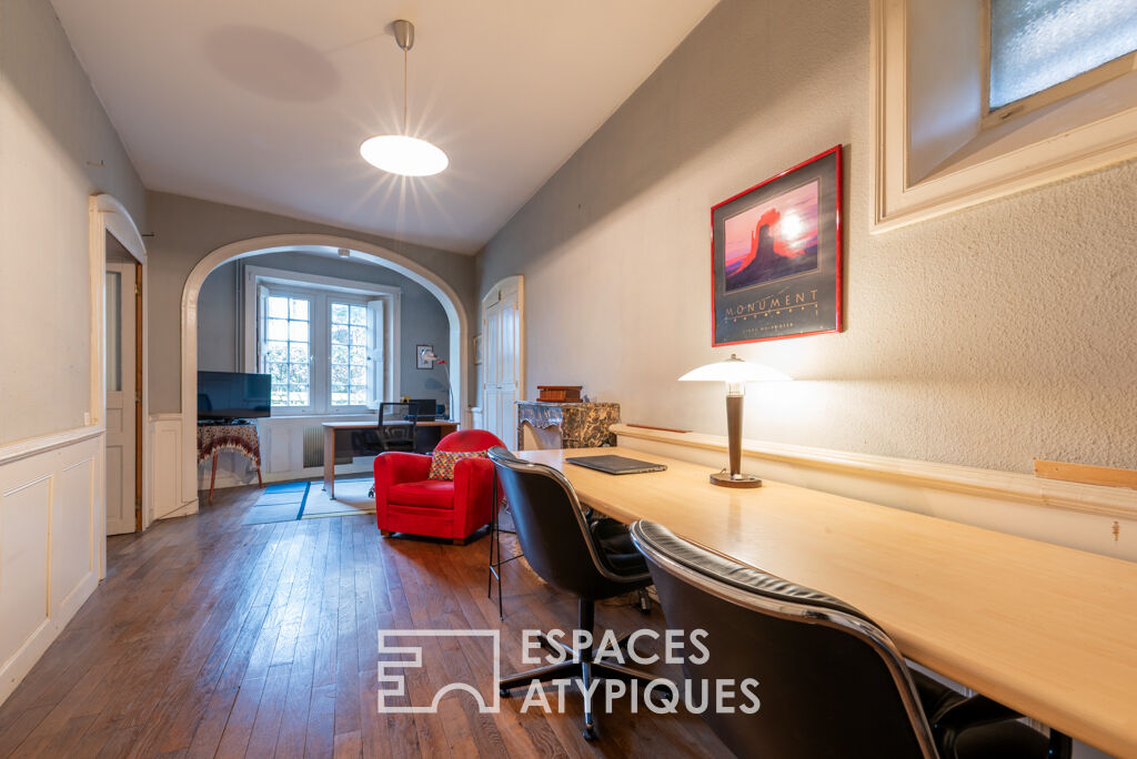 Manoir du XVIIème siècle et dépendance, centre ville