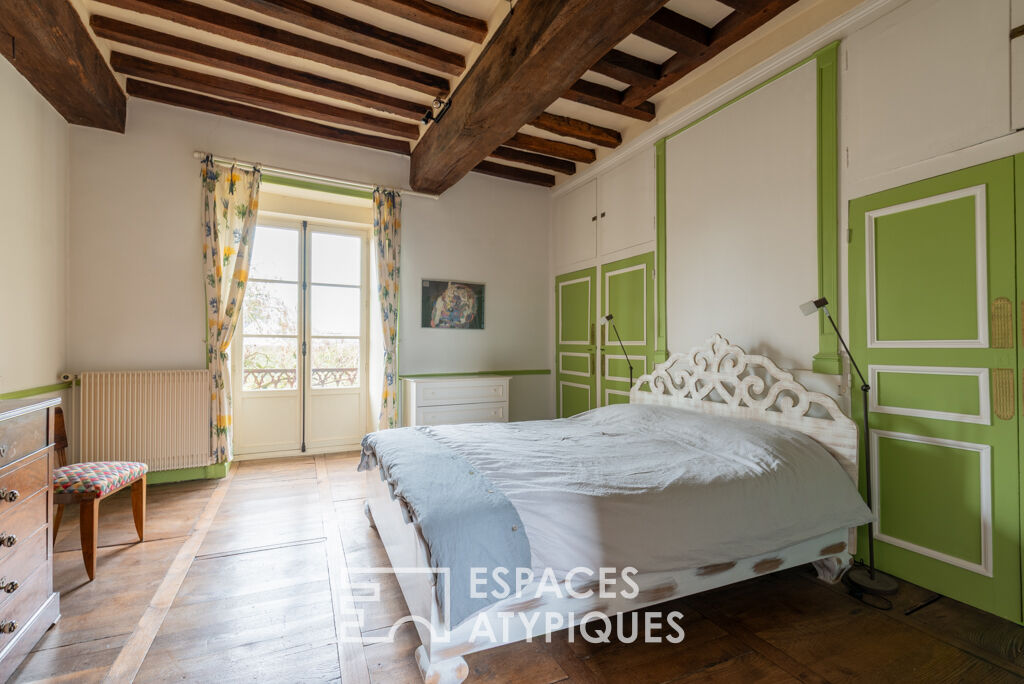 Manoir du XVIIème siècle et dépendance, centre ville