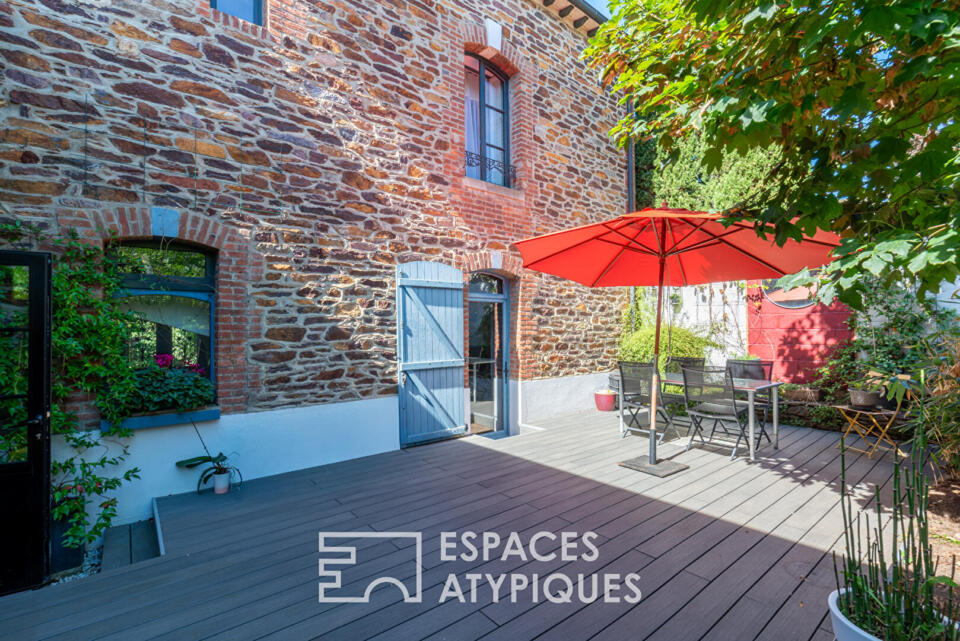 Élégante bourgeoise de ville et son patio