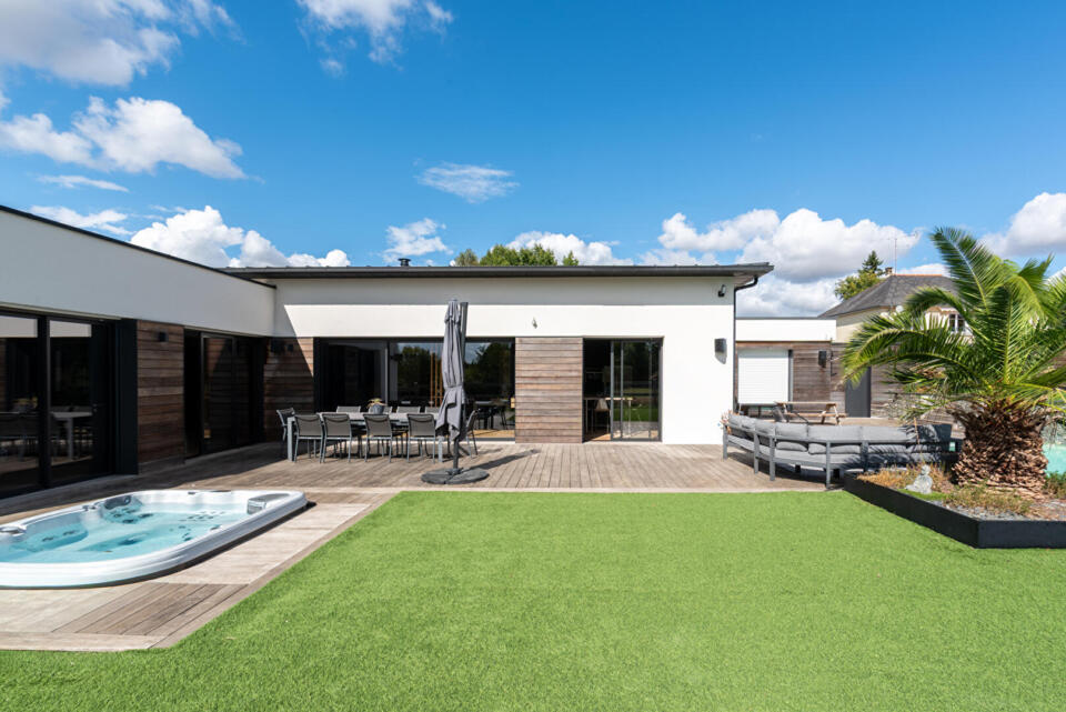 Lumineuse  et confortable contemporaine de plain-pied avec piscine et spa