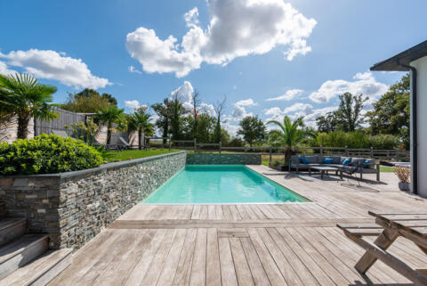 Lumineuse contemporaine de plain-pied avec piscine et spa