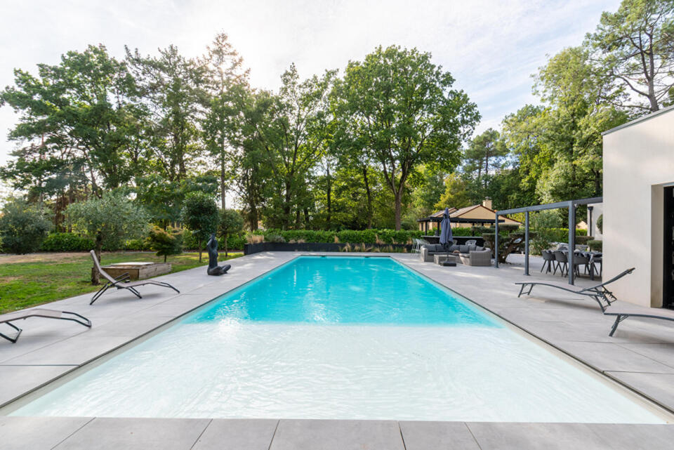 Villa familiale style californien de plain-pied avec piscine