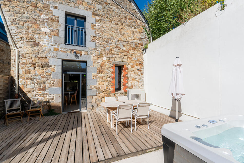 Demeure de caractère et sa large terrasse