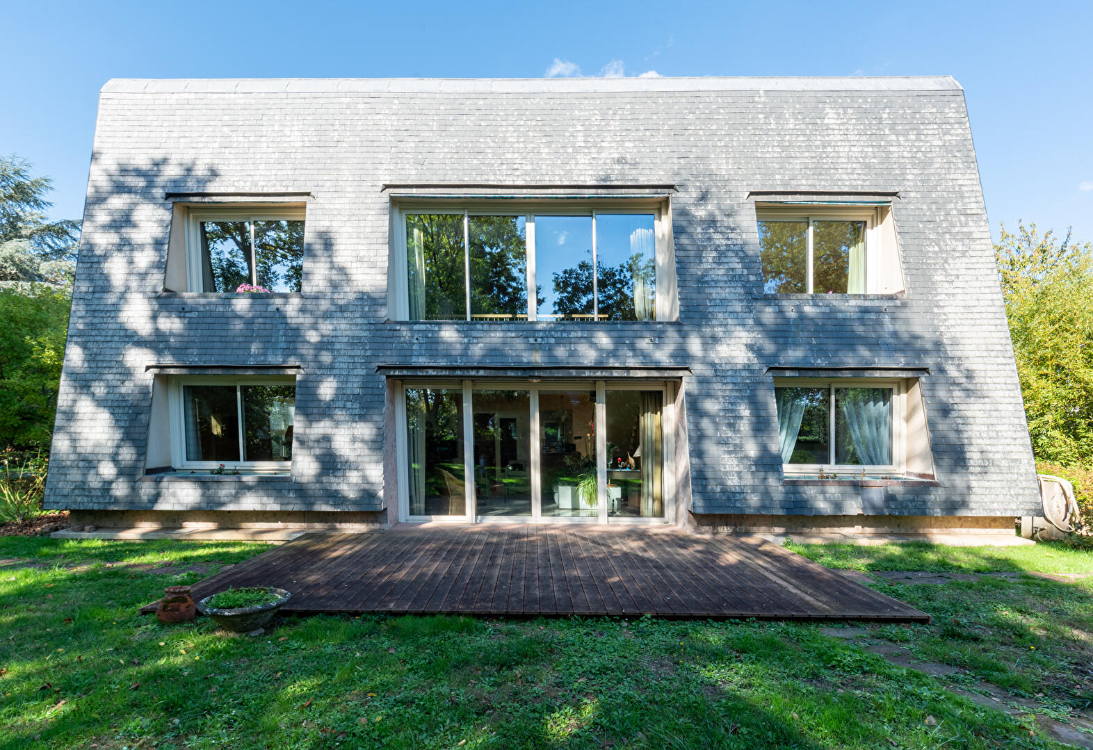 Maison d'architecte 70's  : le calme à la ville.
